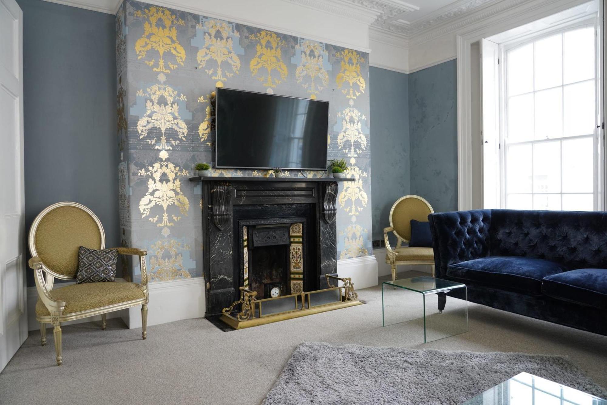The Hoe, Beautiful 5-bedroom House, Garden, Secure Parking, Sleeps 12 Holiday home